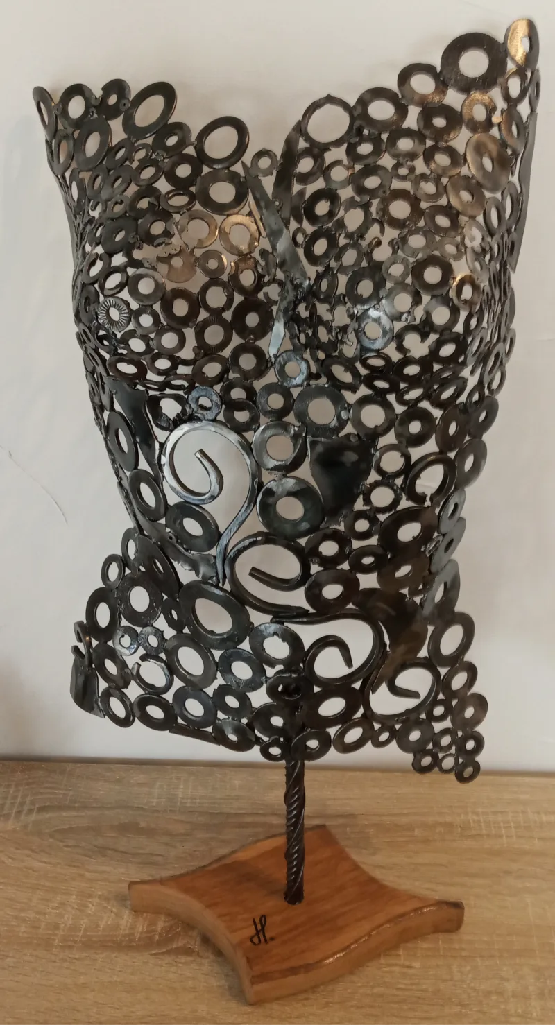 Sculpture métallique représentant un buste de femme, fabriquée par Jérôme Petelot.