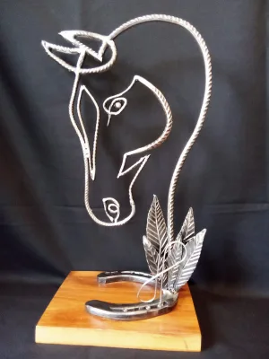 Sculpture métallique d'une tête de cheval miniature réalisée à l'occasion du prix départemental de l'hippodrome de Vittel, fabriquée par Jérôme Petelot.
