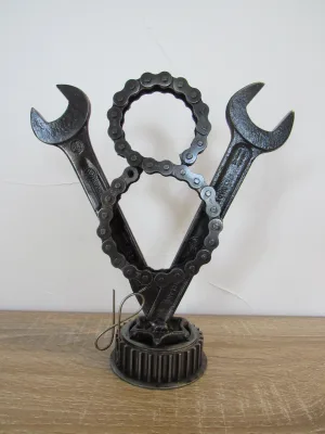 Sculpture métallique représentant un v8, fabriquée par Jérôme Petelot.