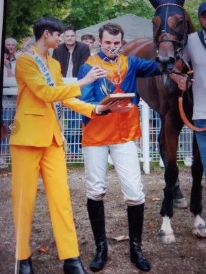 Trophée remis au vainqueur par Eve Gilles, Miss France 2024.