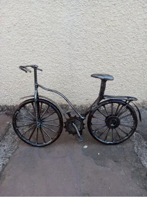 sculpture métallique représentant un vélo, fabriquée par Jérôme Petelot.