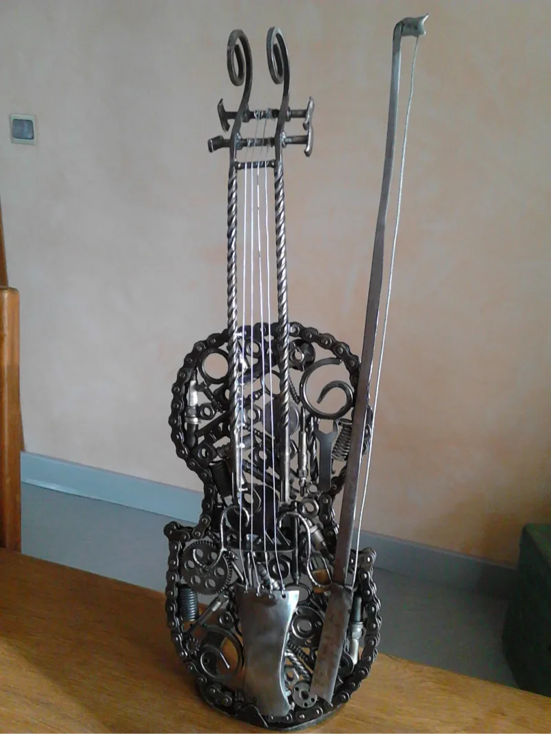 Sculpture métallique représentant un violon, fabriquée par Jérôme Petelot.